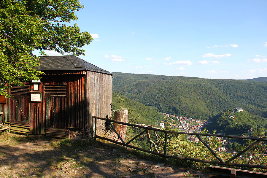 Das Trippsteinhuschen mit Blick nach Schwarzburg